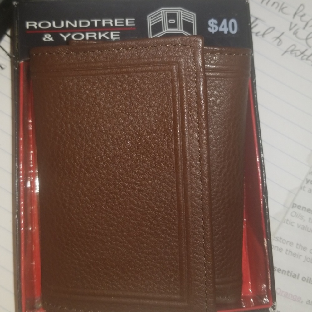 Roundtree & Yorke Pebbled Leather Trifold Wallet